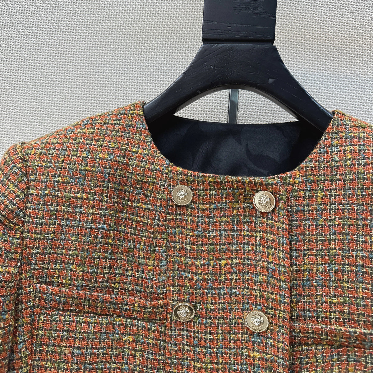 2026 Women Tweed Jacket Round Neck Sequin Woven Fabric Stereo Embossed Buttons 3D Stereo Tailoring Cropped Outerwear