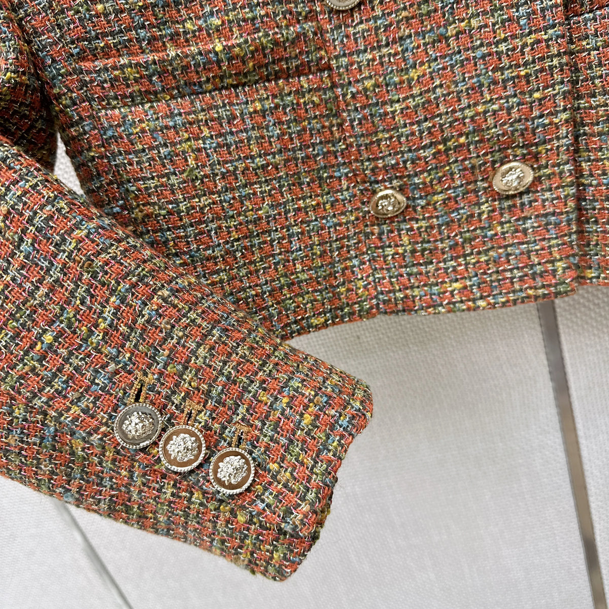 2026 Women Tweed Jacket Round Neck Sequin Woven Fabric Stereo Embossed Buttons 3D Stereo Tailoring Cropped Outerwear